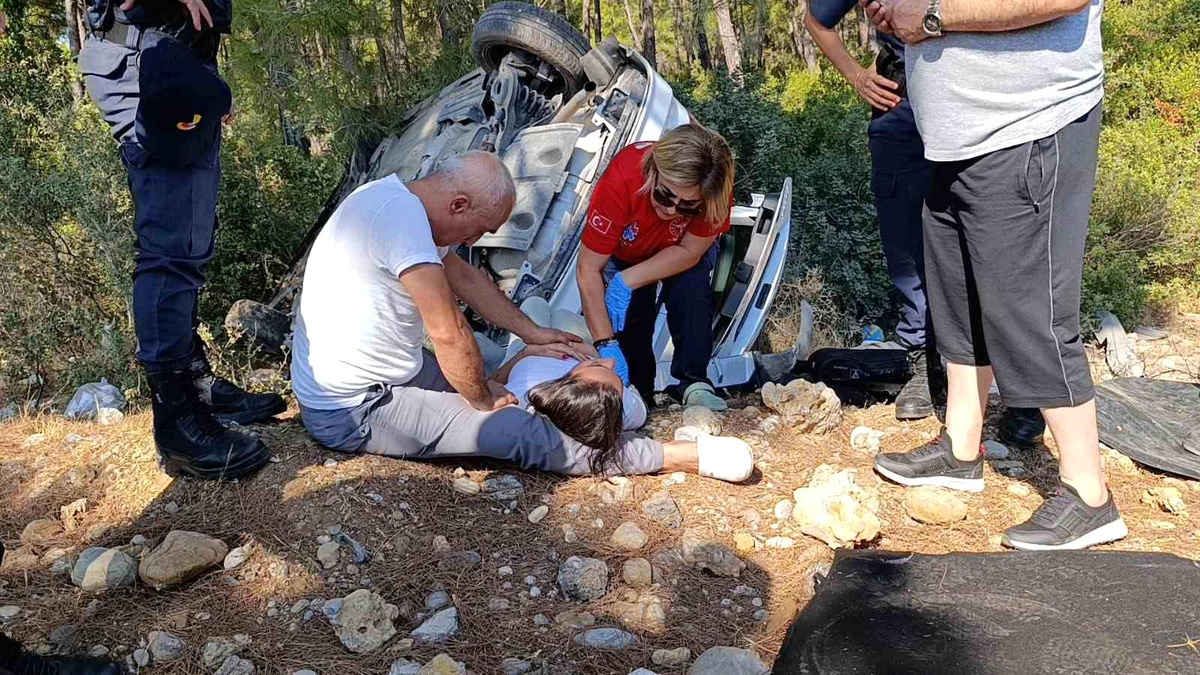 Manavgat\'ta Trafik Kazası: Bir Baba Kızını Kucağına Alarak Teselli Etti