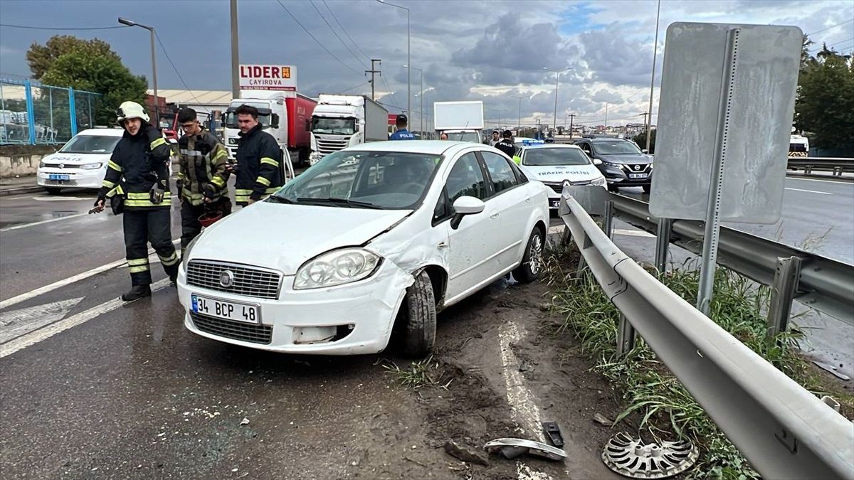 Gebze\'de Otobüs ile Otomobil Çarpıştı: 2 Yaralı