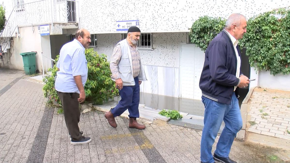 Küçükçekmece\'de Camiyi Su Bastı