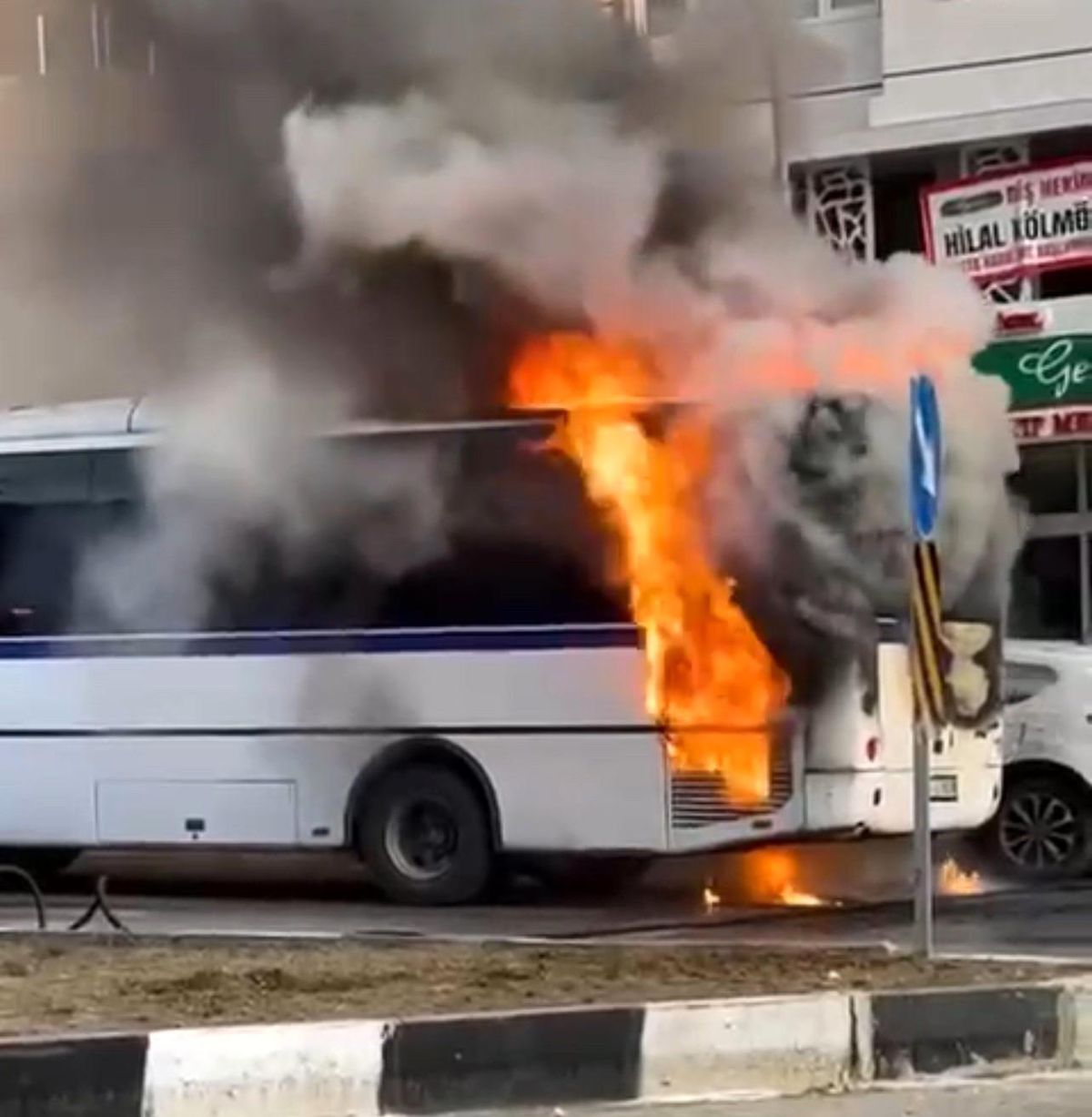 Manisa\'da İşçi Servisinde Yangın Paniği