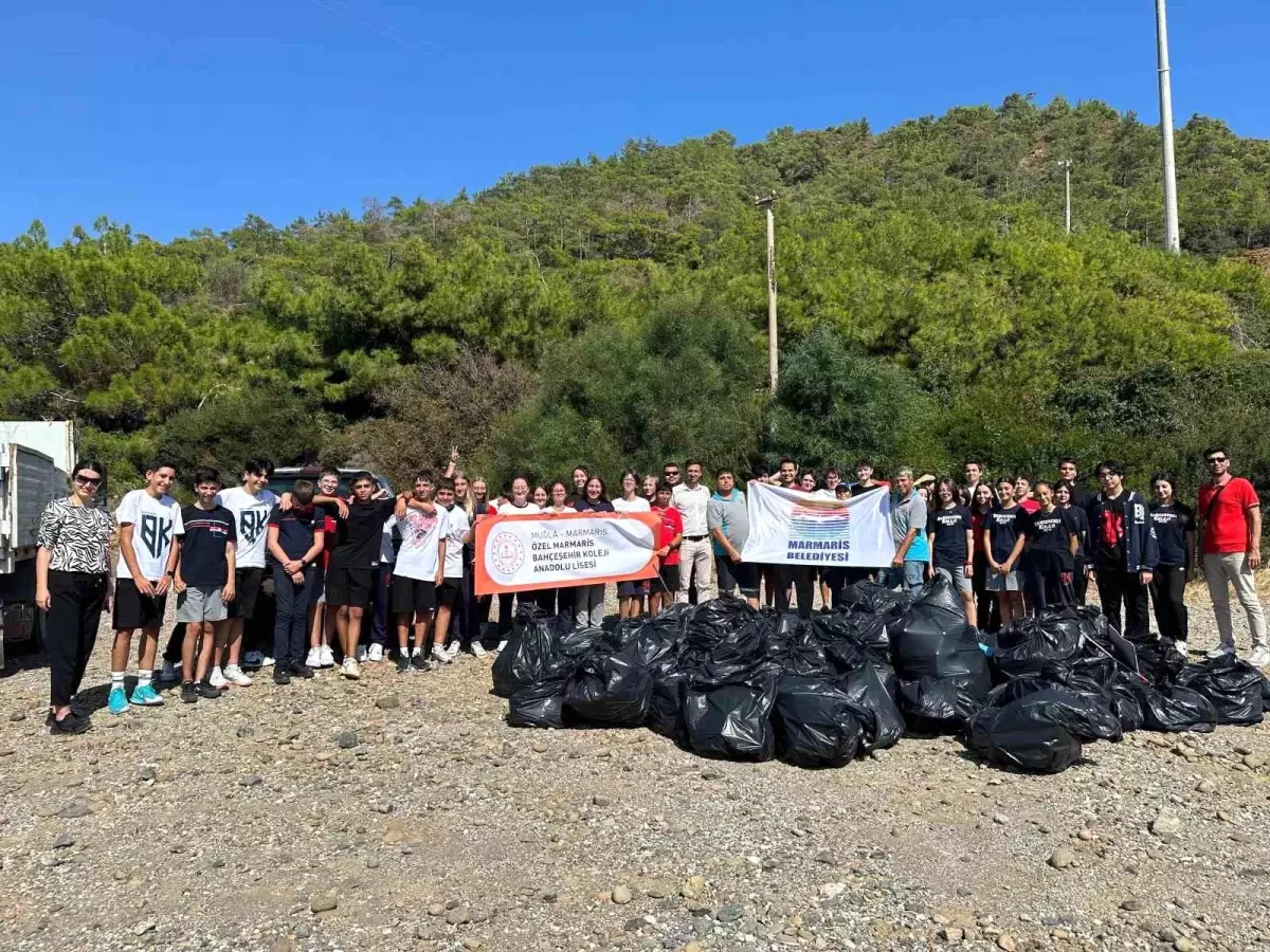 Marmaris\'te Öğrenciler ve Belediye Temizlik Çalışması Yaptı