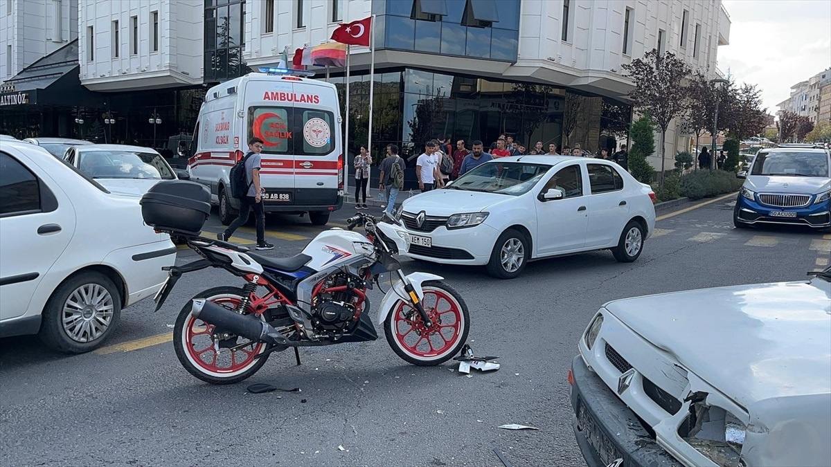 Nevşehir\'de Motosiklet ve Otomobil Çarpıştı