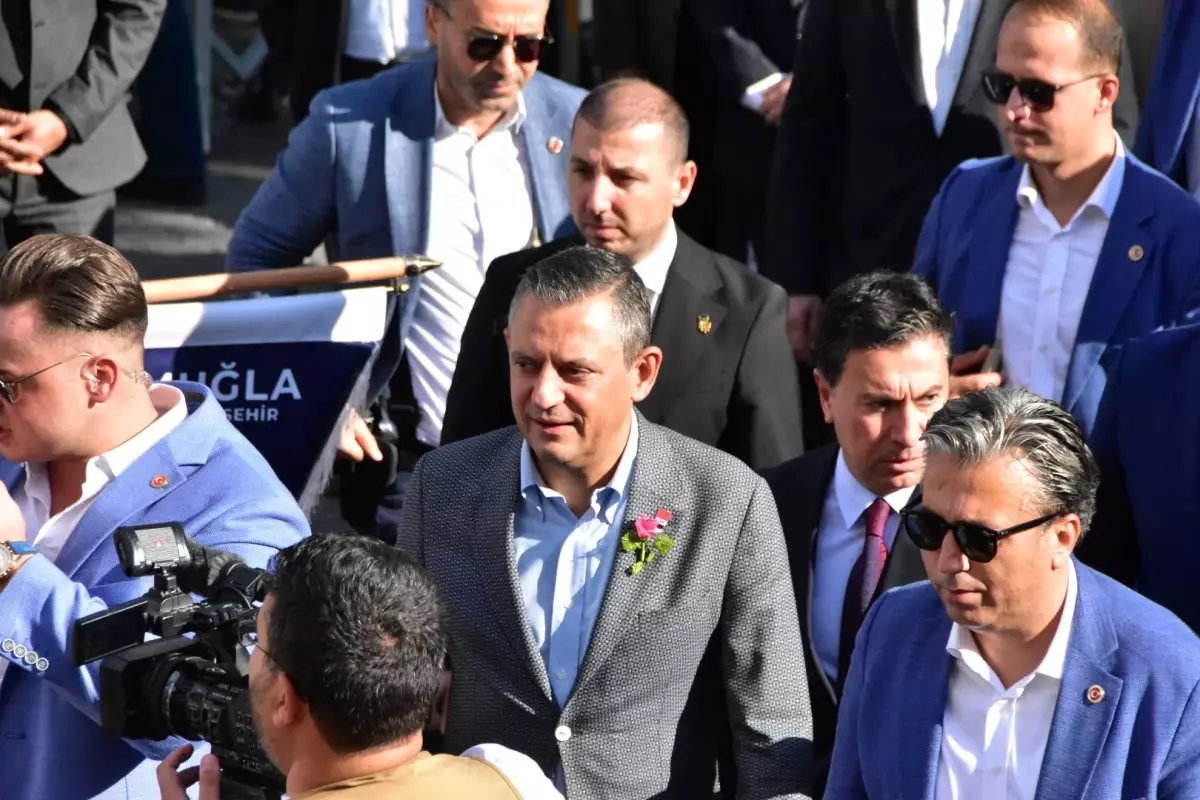 CHP Genel Başkanı Özgür Özel, Muğla\'da Düğün Törenine Katıldı ve Önemli Mesajlar Verdi