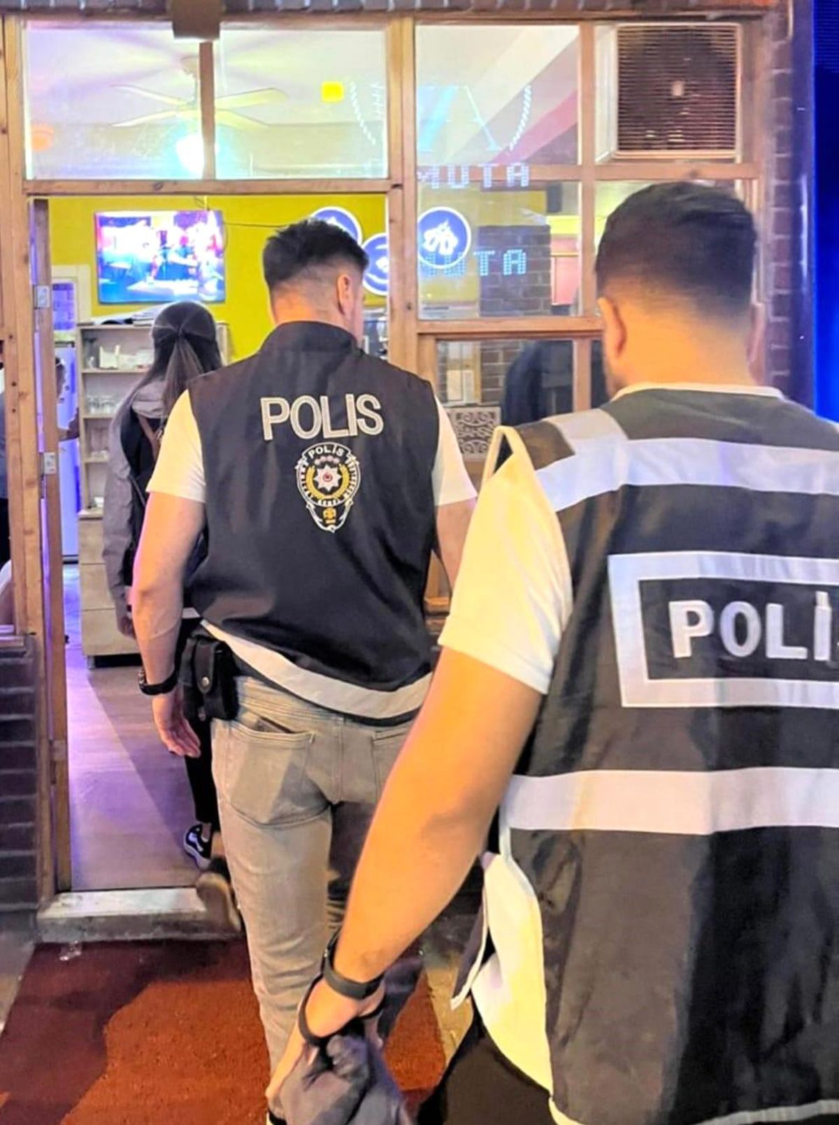 Eskişehir\'de Polis Denetimi: 2 Aranan Şahıs Yakalandı