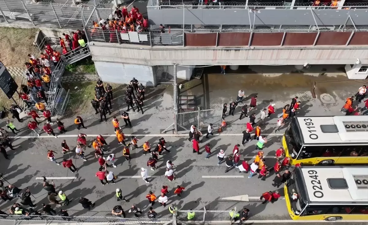 Galatasaray Taraftarları Kadıköy\'e Gitti