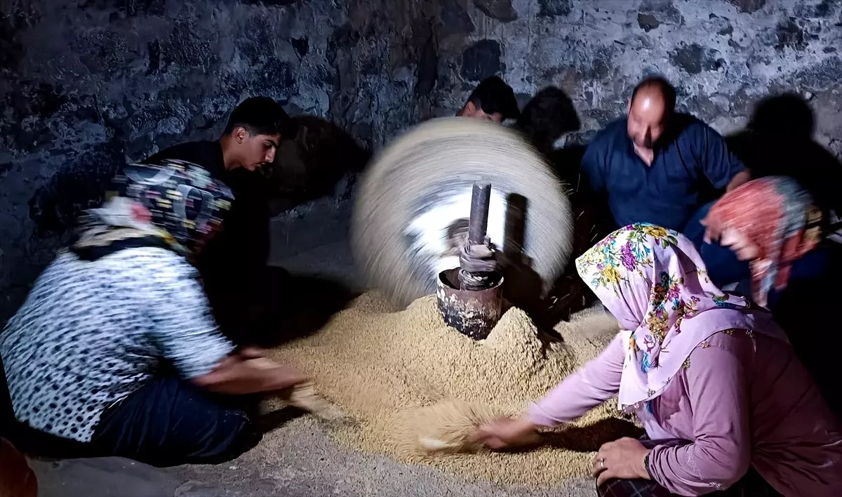 Malakanlar\'ın Tarihi Değirmeni 100 Yıldır Çalışıyor