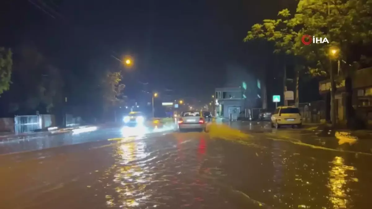 Hatay\'da Şiddetli Yağışlar Caddeleri Göle Döndürdü