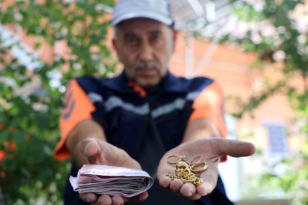 Temizlik İşçisi Bulduğu Cüzdanı Sahibine Ulaştırdı