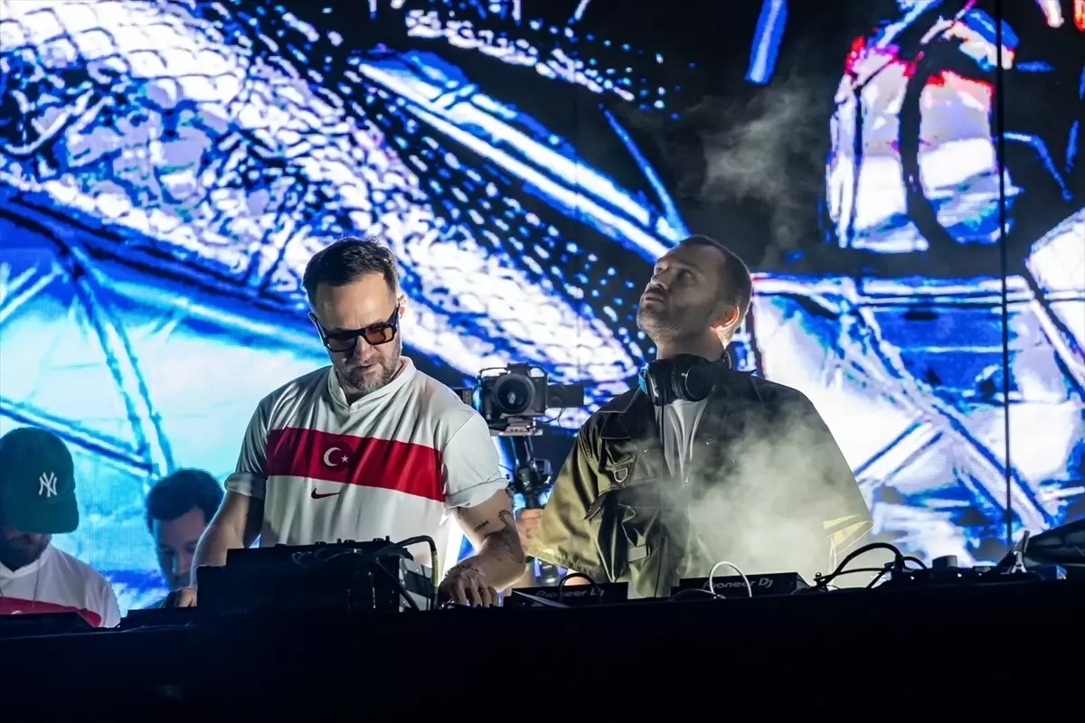 Artbat İstanbul\'da Coşkulu Bir Konser Verdi