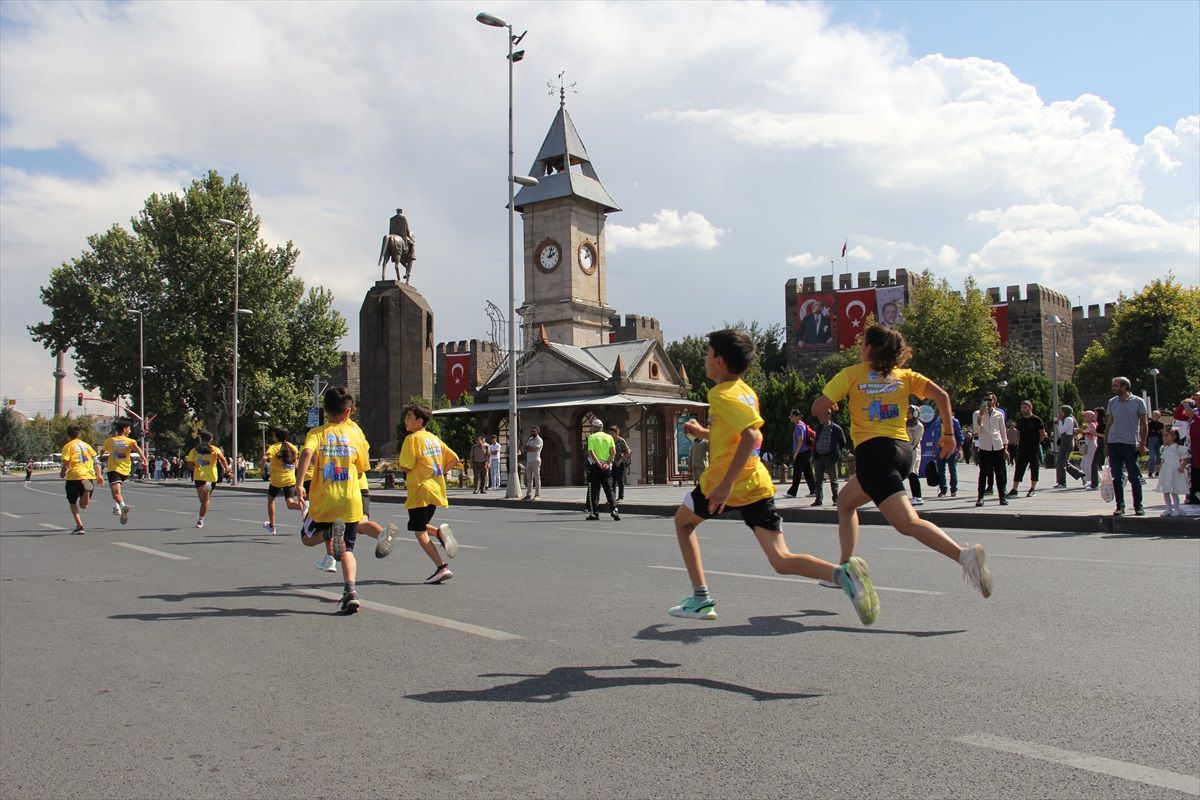 Kayseri Yarı Maratonu\'nda Çocuklar Koştu