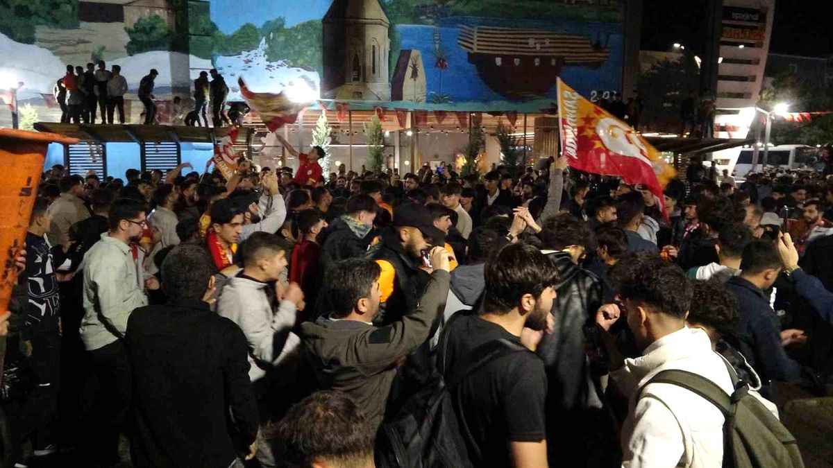 Galatasaray Derbi Zaferini Van\'da Kutladı