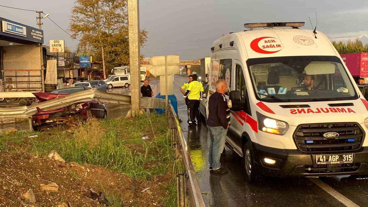 Kocaeli\'de Kaza: Sürücü Bariyerlere Çarptı