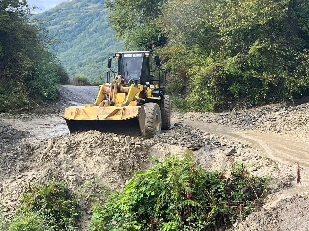 Yakakent\'te Taşkın Nedeniyle Yol Çalışması