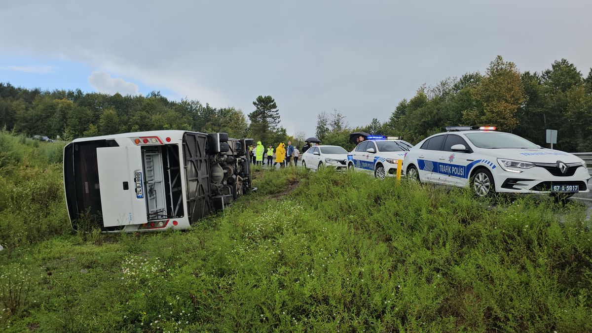 Zonguldak\'ta Midibüs Devrildi: 9 Yaralı
