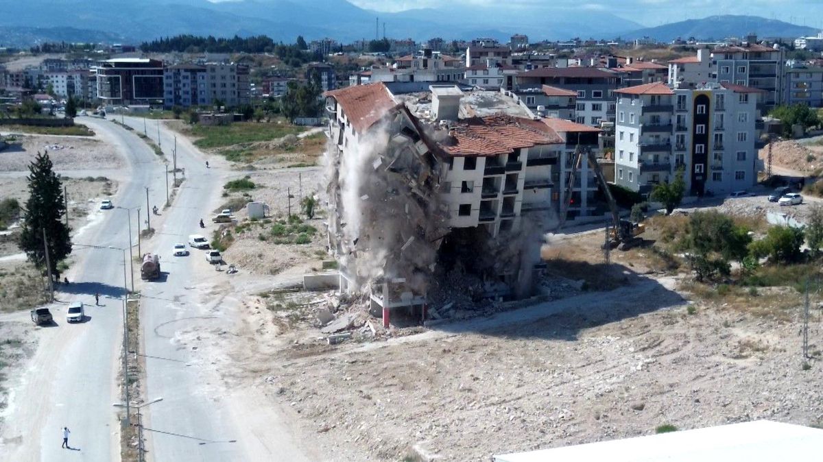 Hatay\'da 9 Katlı Bina Yıkıldı