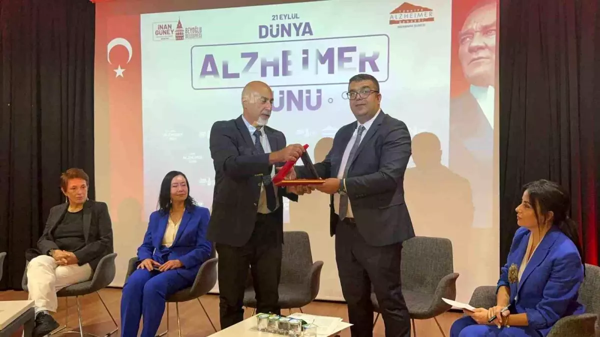 Beyoğlu\'nda Dünya Alzheimer Günü Etkinliği Düzenlendi