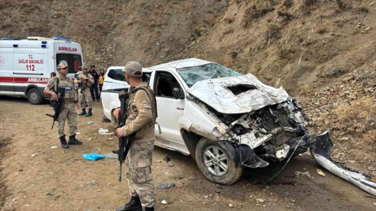 Cenaze törenine gidiyorlardı! Şehidin yakınlarının bulunduğu araç şarampole devrildi