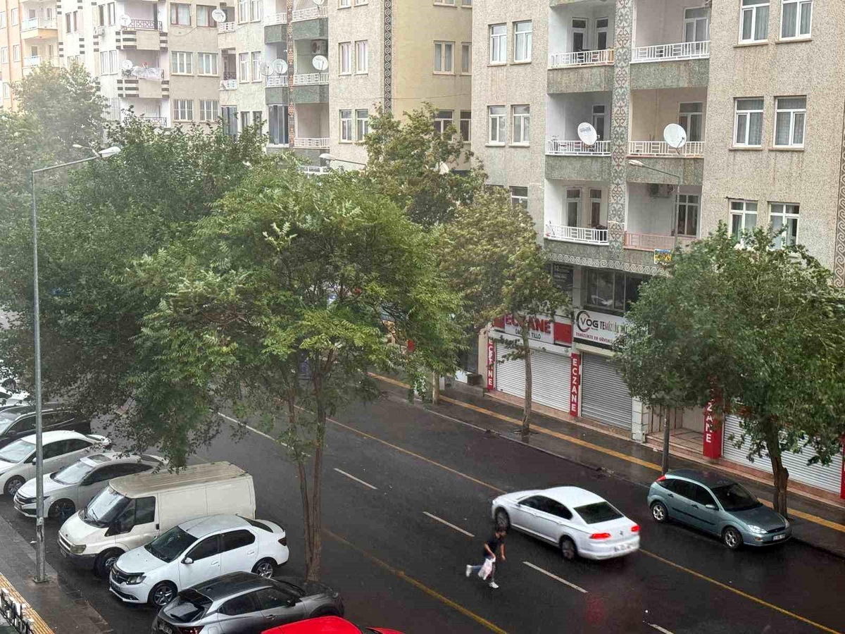 Diyarbakır\'da Fırtına ve Dolu Yağışı