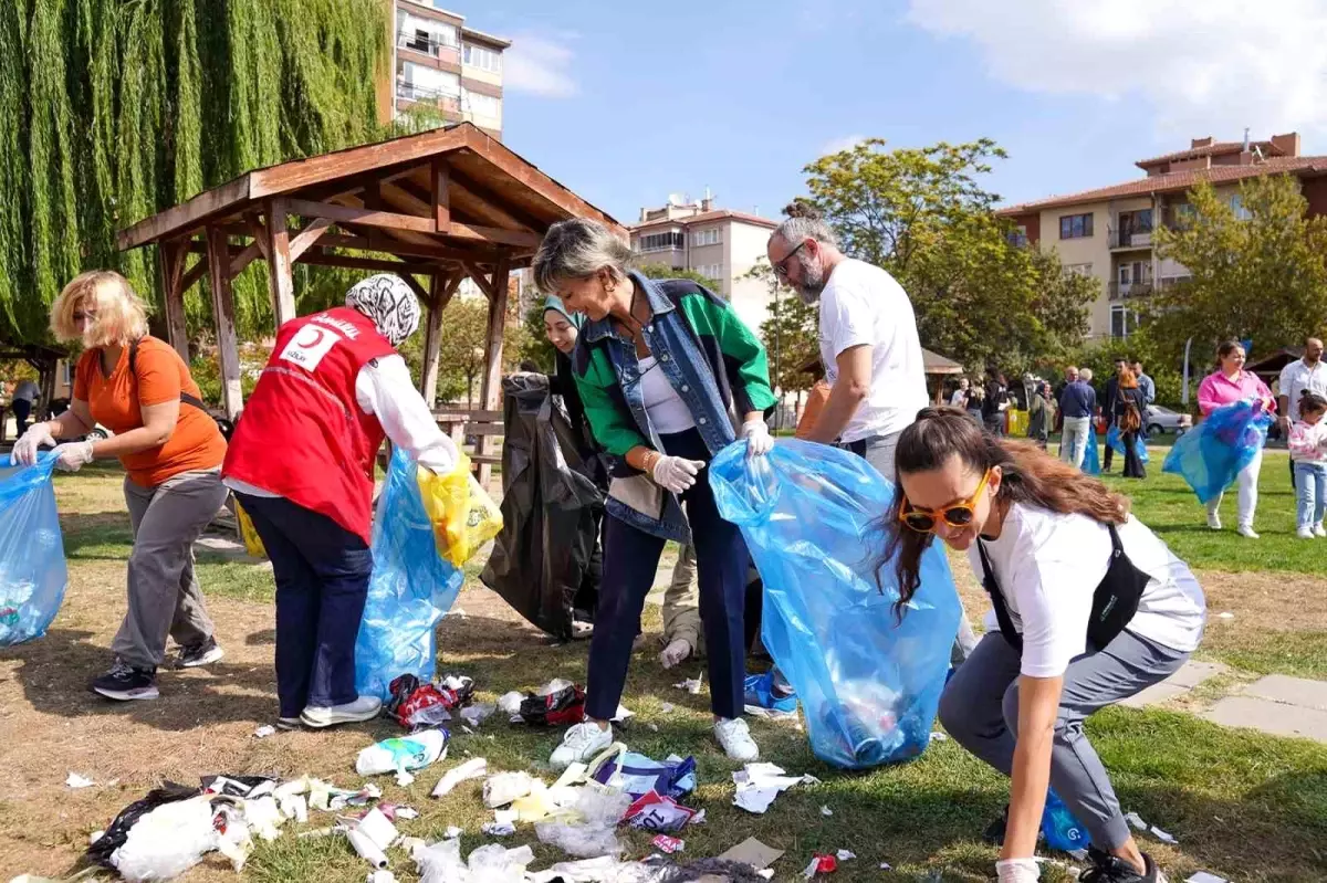 Tepebaşı Belediyesi Dünya Temizlik Günü Etkinliği Düzenledi