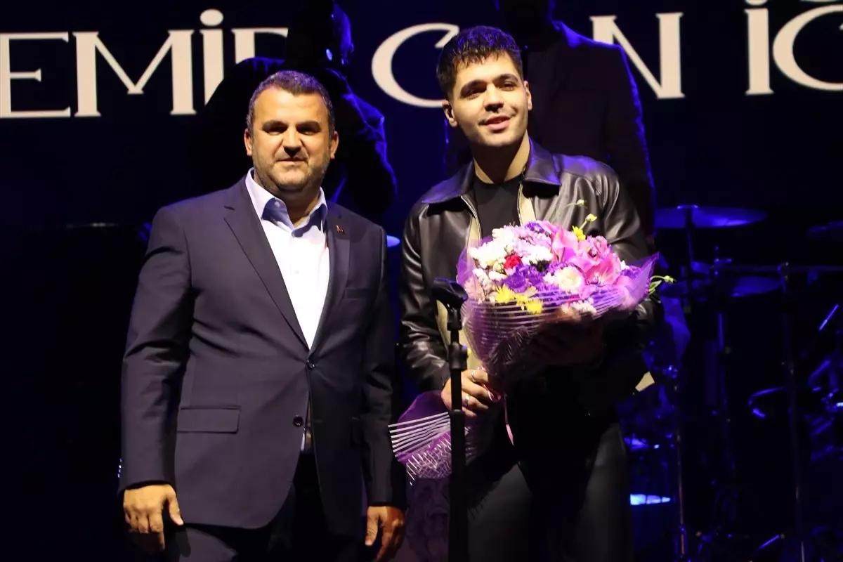 Emir Can İğrek Tekirdağ\'da Konser Verdi