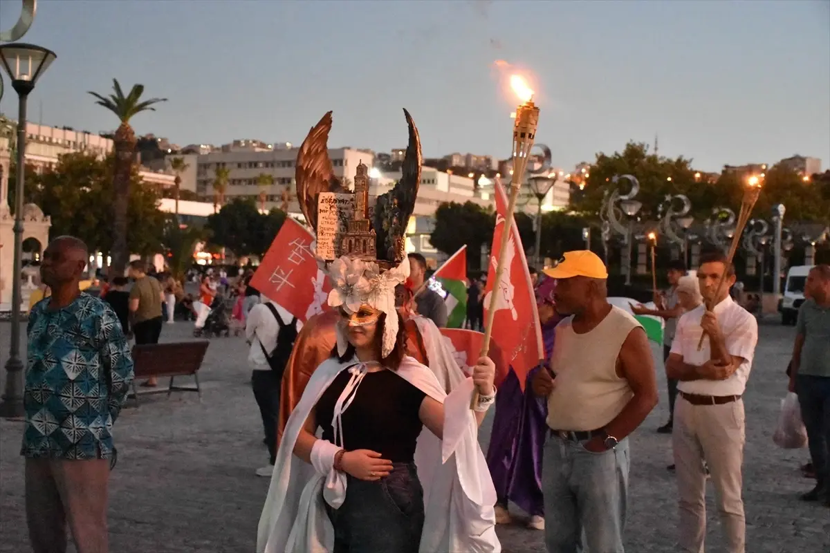 İzmir\'de Filistin\'e Destek Yürüyüşü