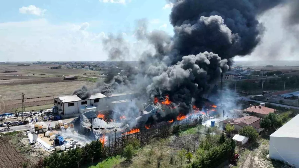 Tekirdağ\'da Fabrika Yangını Havadan Görüntülendi