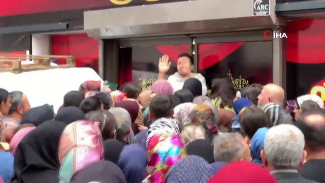 100 liralık ürün satışını duyanlar mağazaya akın etti 100 liralık ürün satışını duyanlar mağazaya akın etti