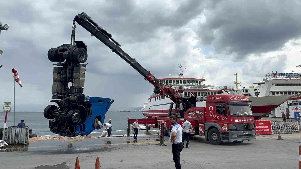 Freni Boşalan Tır Denize Düştü