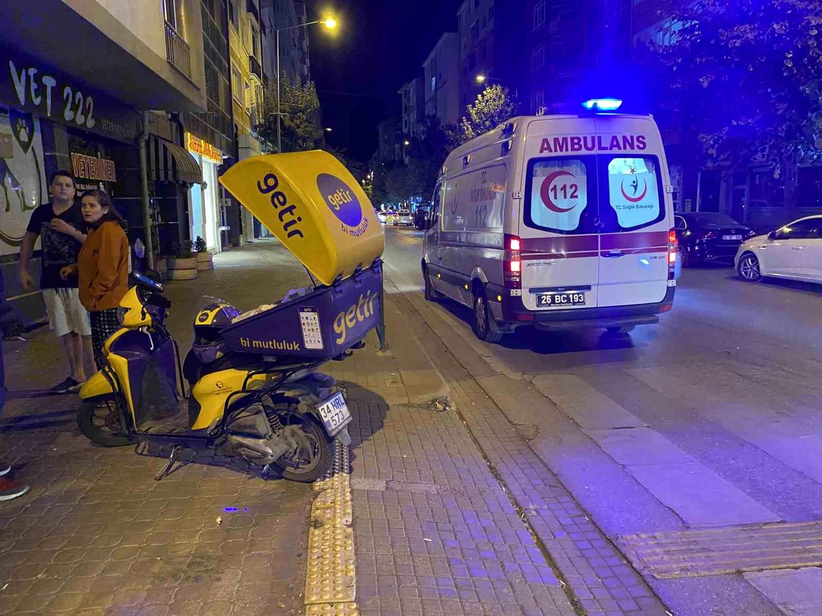 Motosikletli Kurye Kadına Çarptı