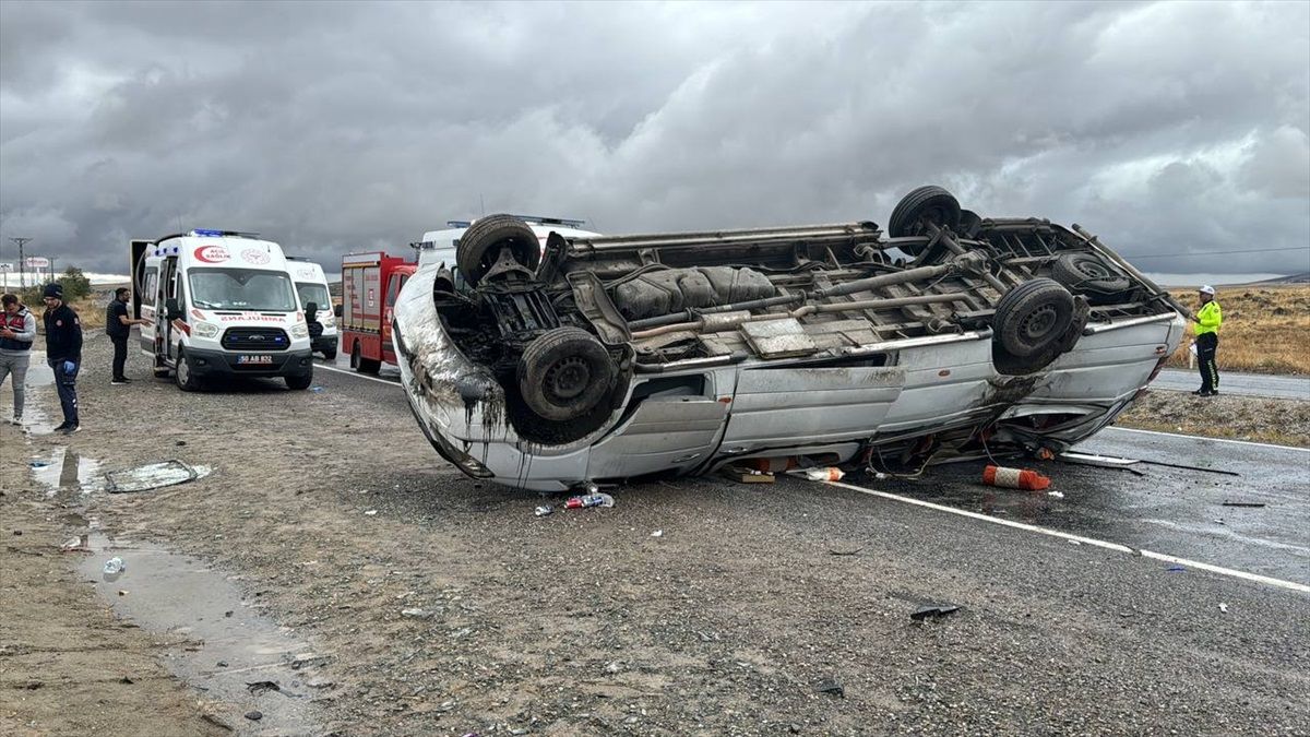 Nevşehir\'de Turist Minibüsü Devrildi: 18 Yaralı