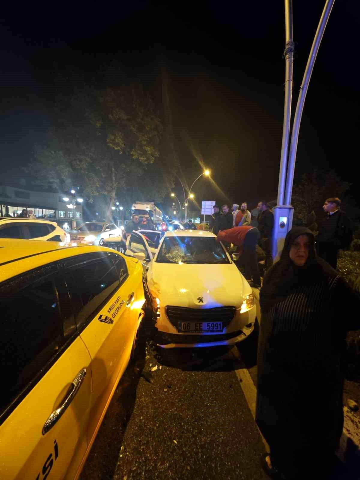 Çankırı\'da Otomobil Taksiye Çarptı: 1 Yaralı