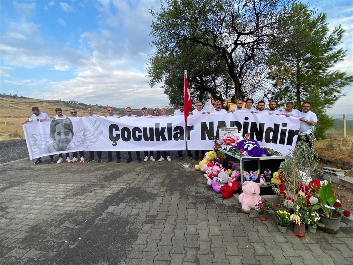 Samsunspor Taraftarları Narin Güran\'ın Mezarını Ziyaret Etti