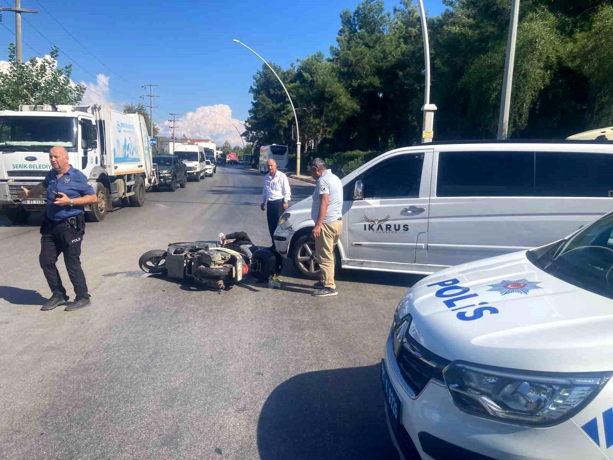 Antalya\'da Motosiklet-VİP Araç Çarpıştı: 1 Yaralı