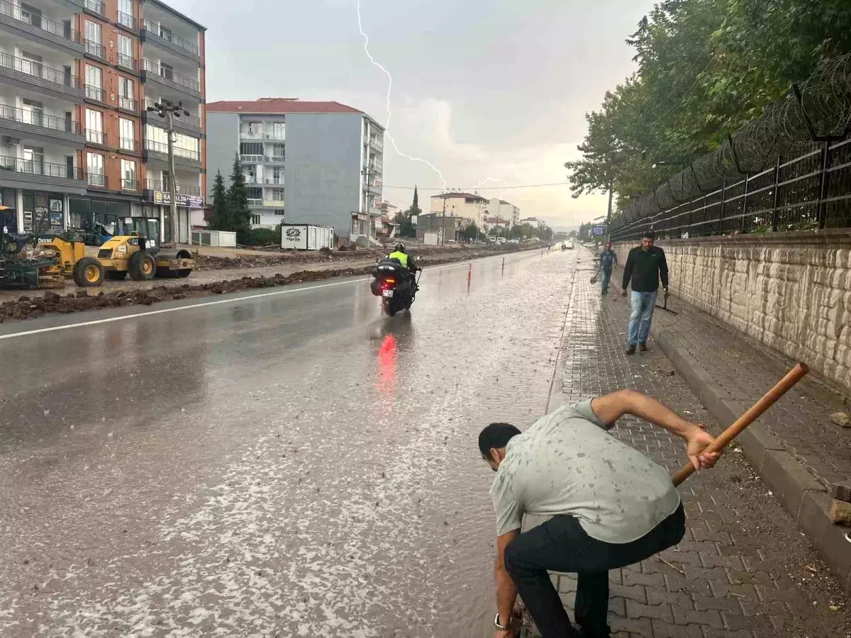 Gölbaşı\'nda Yolda Biriken Sular Mazgalların Temizlenmesiyle Aşıladı