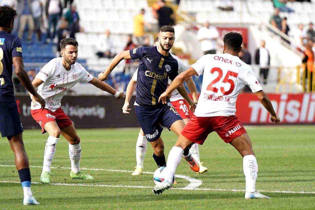 Kasımpaşa ve Antalyaspor İlk Yarısı Golsüz Geçti