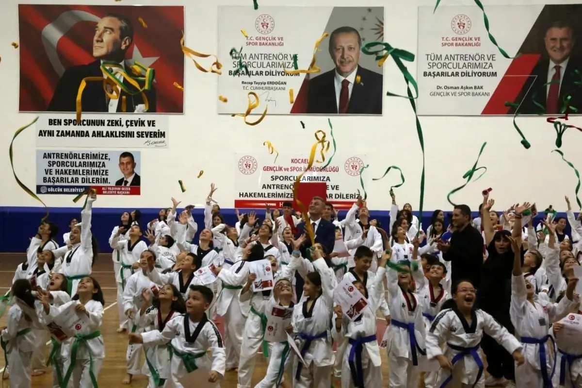 Gölcük Belediyespor\'da 330 Taekwondo Sporcusu Kuşak Atladı