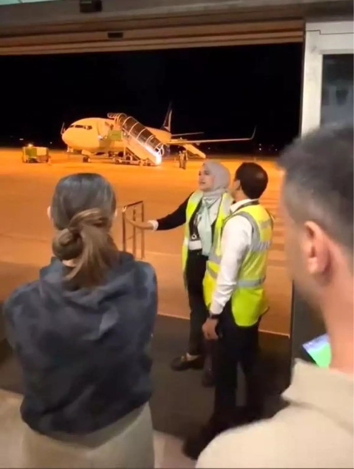 Anadolu Jet Uçuşu İptal, Yolcular İsyan Etti