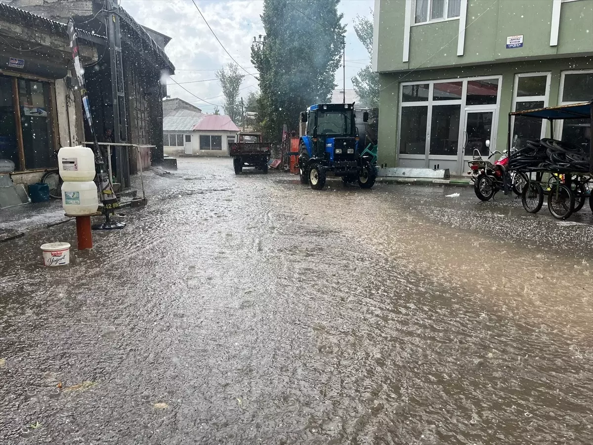 Taşlıçay\'da Dolu ve Sağanak Hayatı Olumsuz Etkiledi