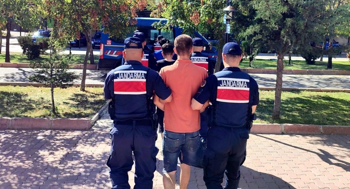 Aksaray\'da Uyuşturucu Baskını: 3 Kişi Yakalandı