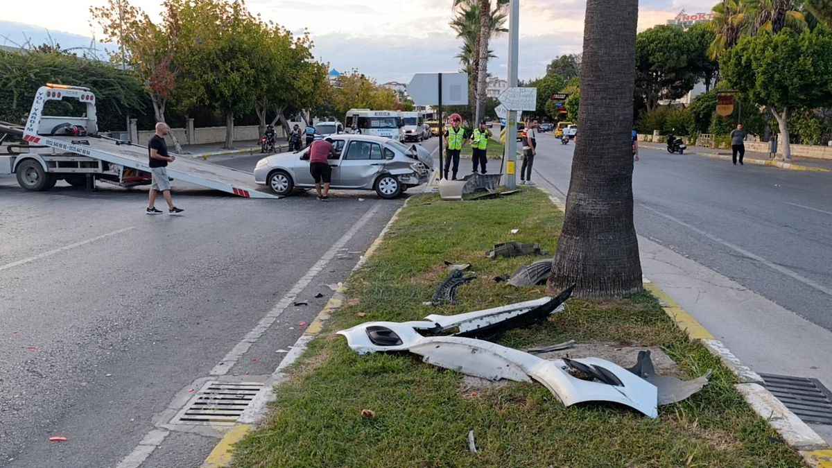 Antalya\'da Alkollü Sürücü Trafik Kazası Geçirdi