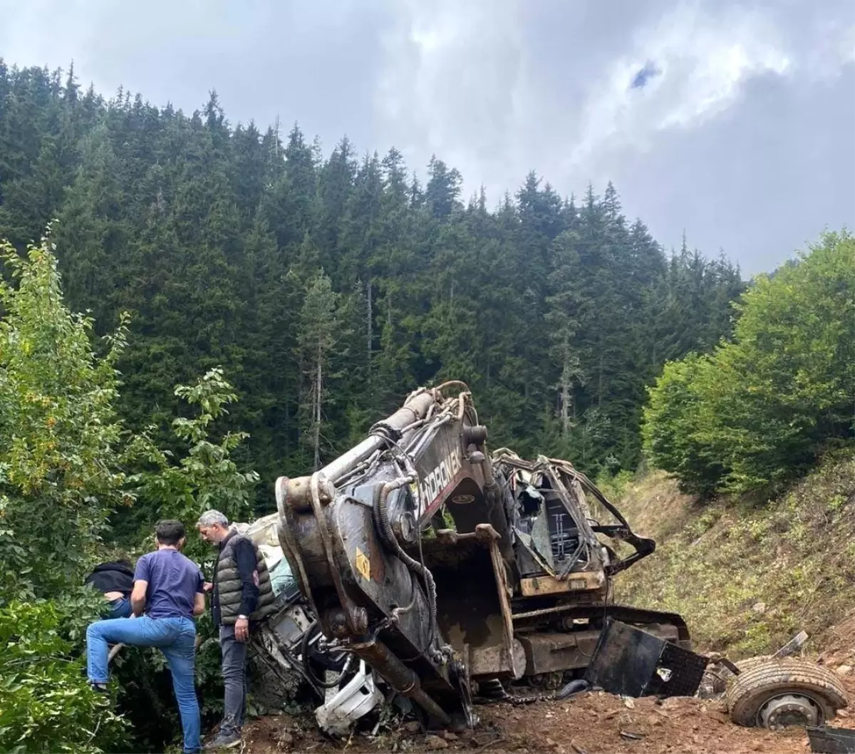 Artvin\'de Kamyon Uçuruma Yuvarlandı: 2 Ölü