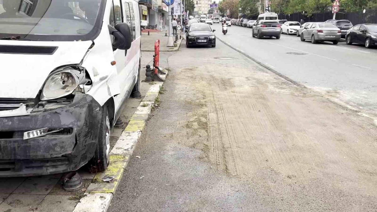 Ataşehir\'de Kamyon Devrildi