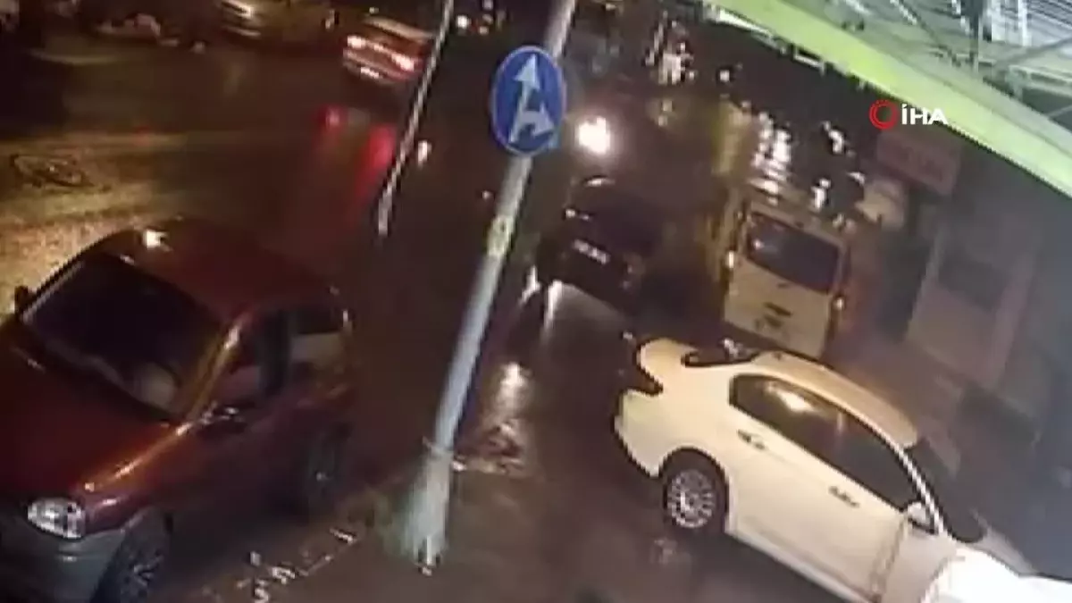 Ataşehir\'de Devrilen Kamyon 3 Araca Zarar Verdi