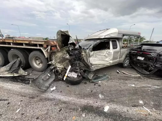 Freni boşalan tır facia yarattı! 17 araç hurdaya döndü