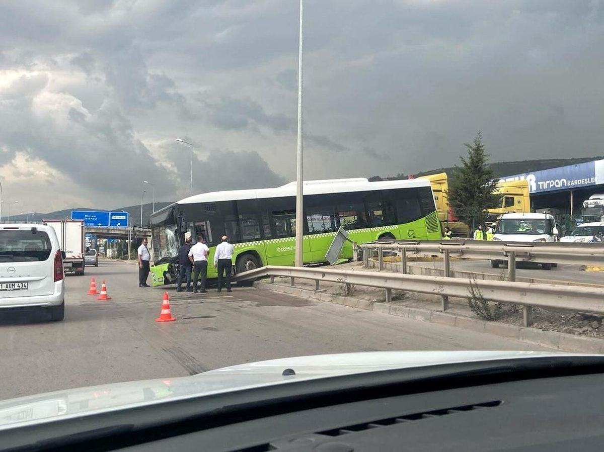 Kocaeli\'de Belediye Otobüsü Bariyerlere Çarptı, Facia Uzakta Kaldı