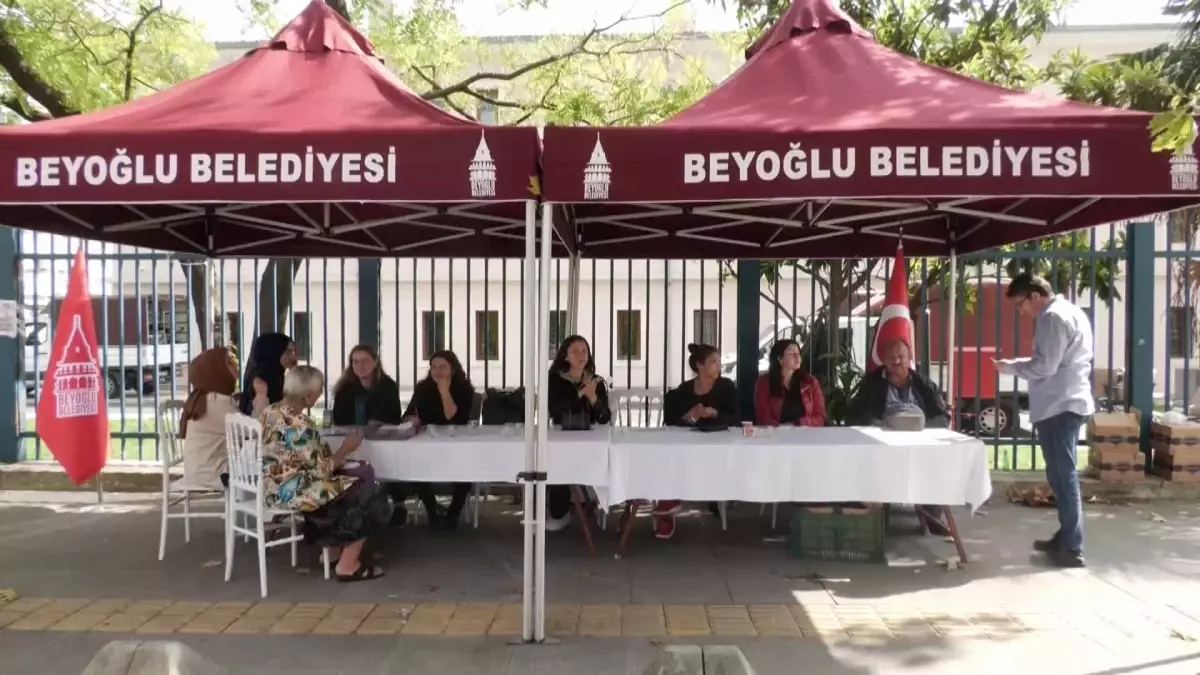 Beyoğlu Belediyesi\'nin Kaymakamlık Binasından Çıkarılması Tepkilere Neden Oldu