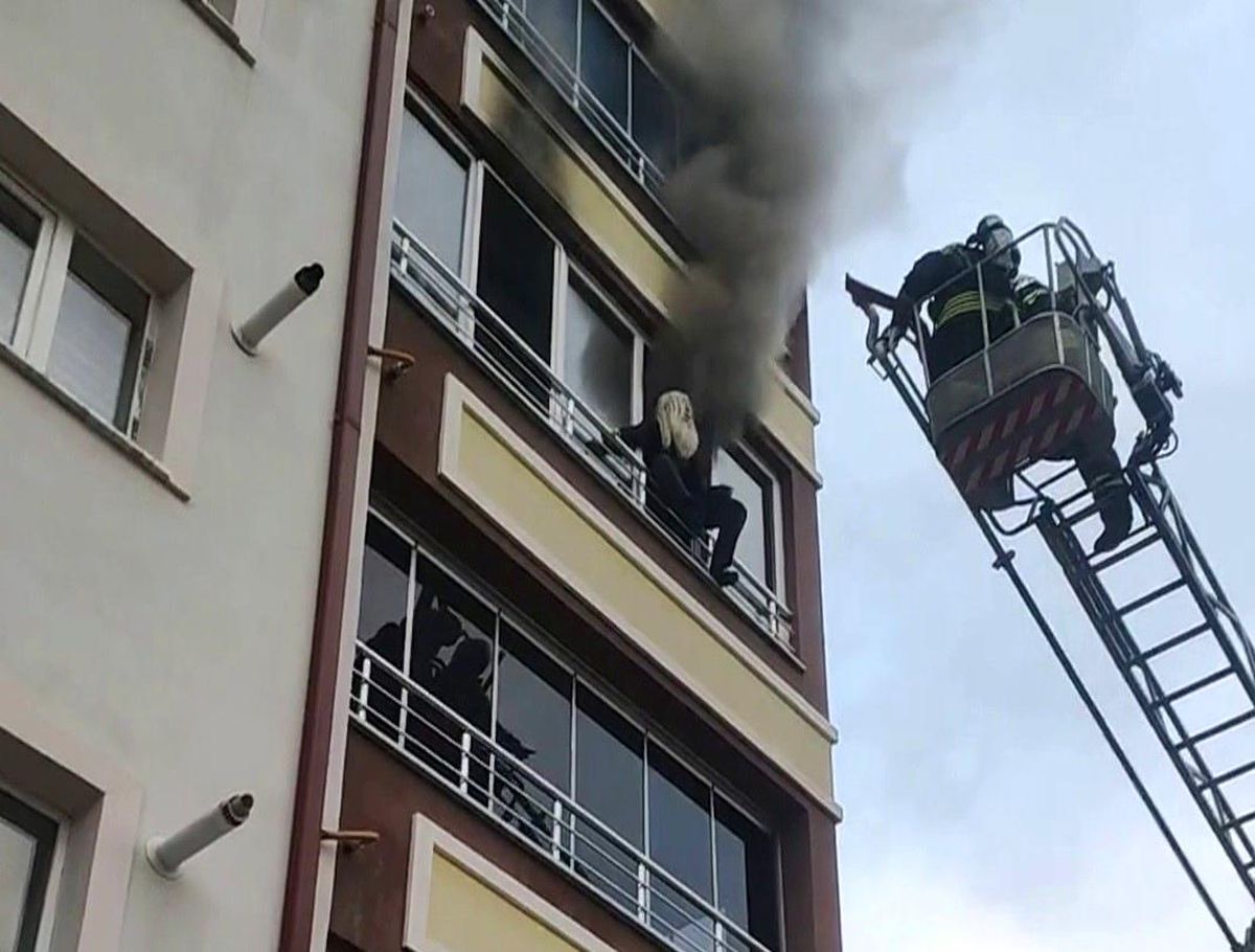 Sivas\'ta Apartman Yangını: Yaşlı Adam Pencereden Kurtarıldı