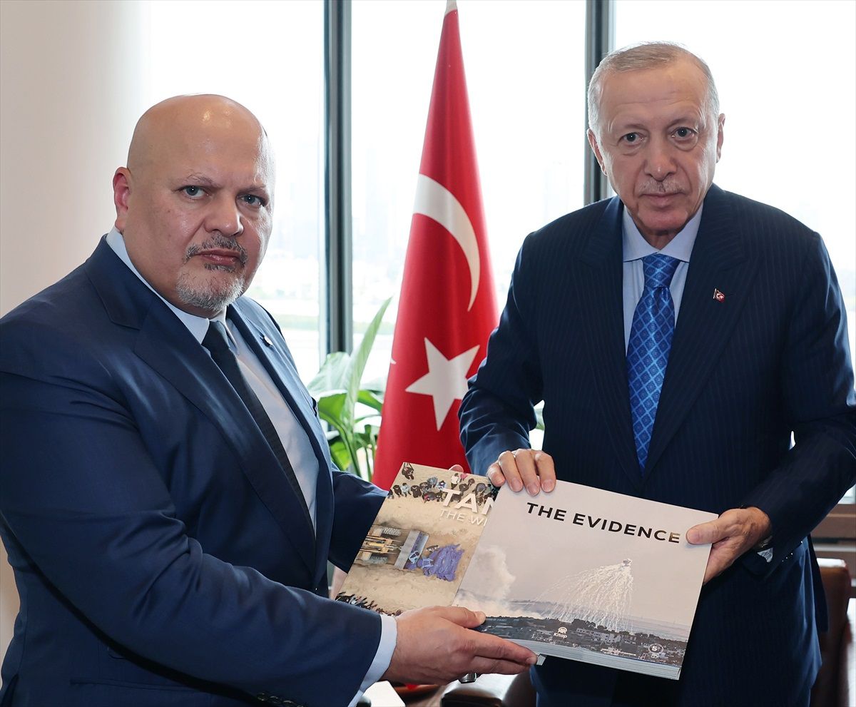 Erdoğan, Uluslararası Ceza Mahkemesi Başsavcısı\'na İsrail\'in Gazze\'deki Suçlarını Belgeleyen Kitapları Teslim Etti