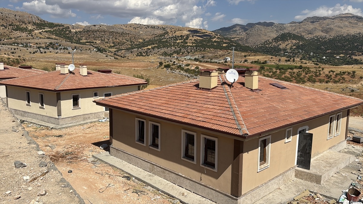 Adıyaman\'da Köy Evleri İnşaatı Devam Ediyor
