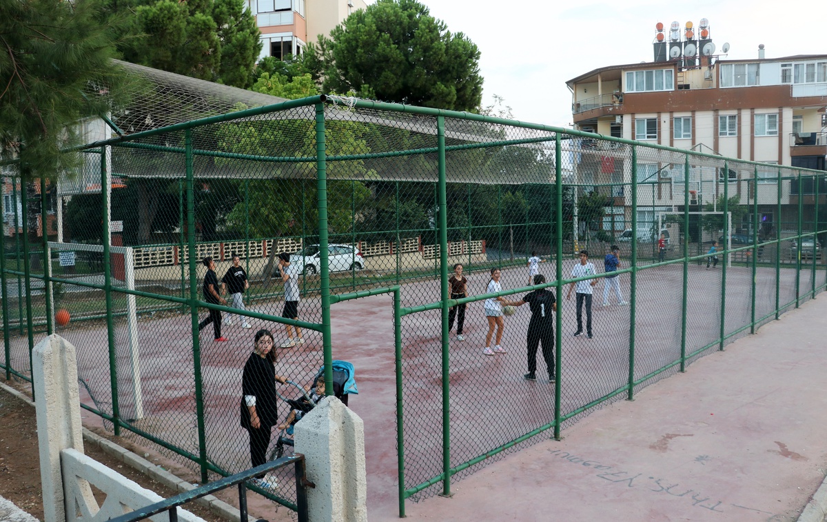 Antalya\'da Basketbol Oynarken Dikenli Tele Takılan Kız Çocuğu Yaralandı